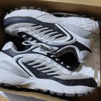 Lescon Mağazasındaki Stellar Trail Ayakkabısının İç Astarı Hızlı Çözülürken Garanti Reddi