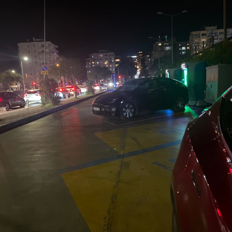 Ege Park Şarj Alanlarındaki Dar Yaya Yolu Araç Manevrasını Kısıtlıyor