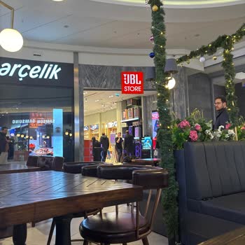 Mall Of İstanbul’da Yüksek Sesli Müzik Ziyaretçileri Rahatsız Ediyor