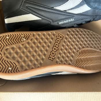 Reebok Ayakkabım Tek Kullanımda Yan Tarafı Açıldı, Mağaza Üretim Hatasını Reddetti