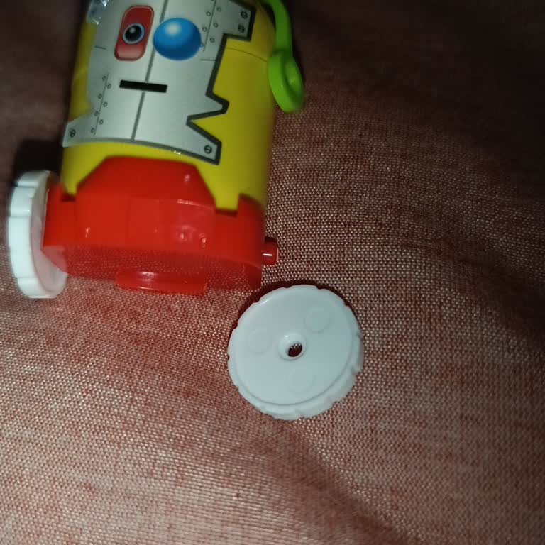 A101 Hatay İskenderun Şubesinden Ozmo Sürpriz Yumurtada Kırık Oyuncak Çıktı