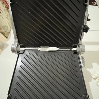 Az Kullanılan Tost Makinesinde Boya Soyulması Ve Paslanma, Sağlık Riski Ve Satıcı İlgisizliği