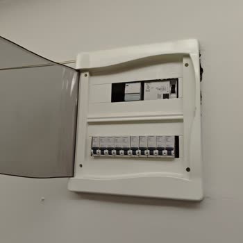 İnternet Kablosunun Elektrik Panosuna Bağlanması Yangın Tehlikesi Oluşturdu