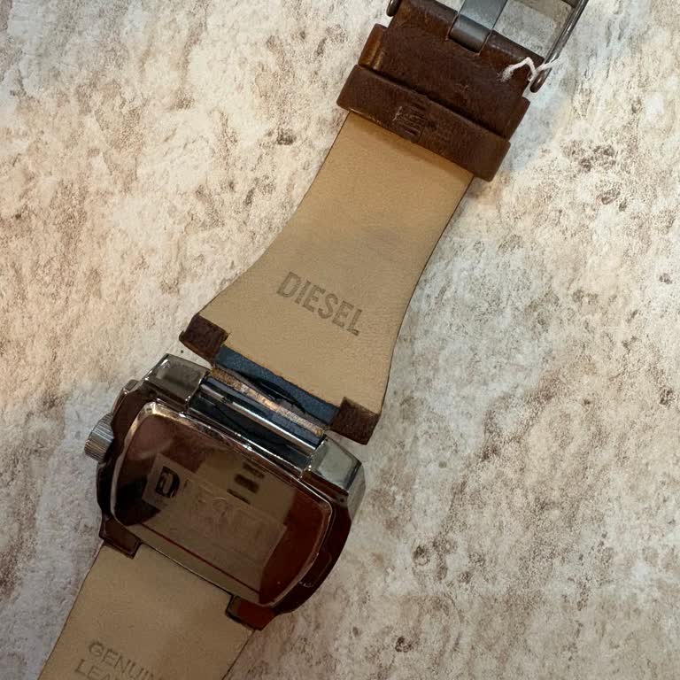 Kordonu Kırık Ve Kullanılmış Görünen Lüks Saatin Değişimini Talep Ediyorum