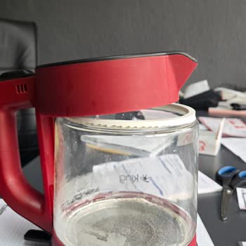 Yapıştırıcıyla Sabitlenmiş Kulp Nedeniyle Yanık Olan Aile Üyeleri İçin Ürün İadesi Talebi