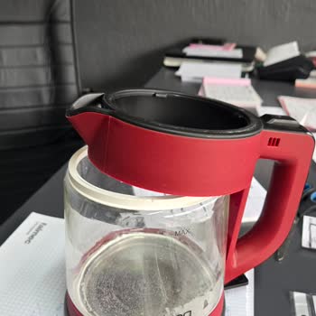 Yapıştırıcıyla Sabitlenmiş Kulp Nedeniyle Yanık Olan Aile Üyeleri İçin Ürün İadesi Talebi