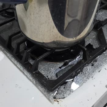 Ferre Ankastre Ocakta Cam Patlaması Tekrar Yaşandı, Garanti Değişimi Talep Ediliyor