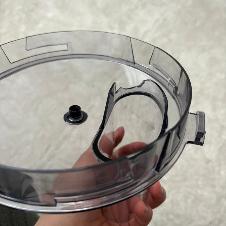 Karaca   Kaşar Peyniri Rendelerken Hazne Kapağının İç Kısmındaki Bir Bölümü Aniden Kırıldı