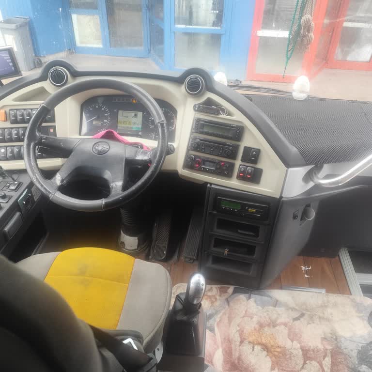 Lux Aydın Turizm'de Yazısız Eski Model Araç Ve Umursamaz Satış Görevlisi