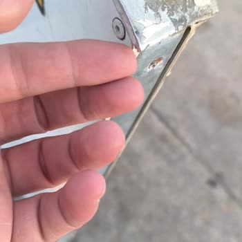 Ajet Uçak Merdivenindeki Keskin Parça Montumu Yırttı Ve Personel Tehdit Etti