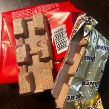 Pendik Kurtköy A101 Şubesinde Ülker Çikolatanın Üzerindeki Beyaz Lekeler Sağlık Riski