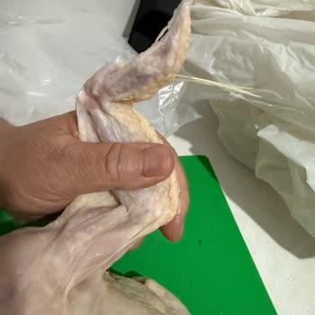 Uzman Kasap’ta Tavukta Tüyler Temizlenmemiş Hijyen Şoku