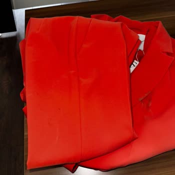 Dolap'ta Sıfır Takım Elbise Kirli İade Edildi, Kargo Ücreti Bize Yükleniyor