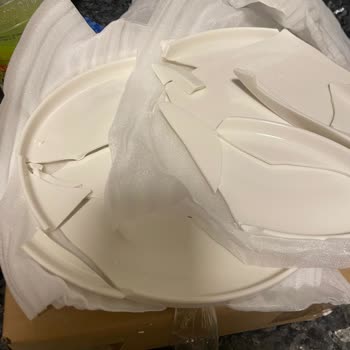 Emsan Mutfak Kırık Tabakların Değişimi Reddedildi, Çözüm Bekleniyor