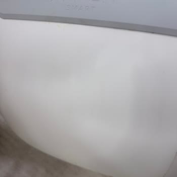 Yan Tarafından Sızdıran Kedi Tuvaleti, Şiddetli Koku Ve Parke Hasarı