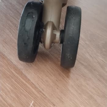 Defolu Valiz: Çalışmayan Tekerlek Ve Fermuar, Garanti Kapsamında Değişim Talebi