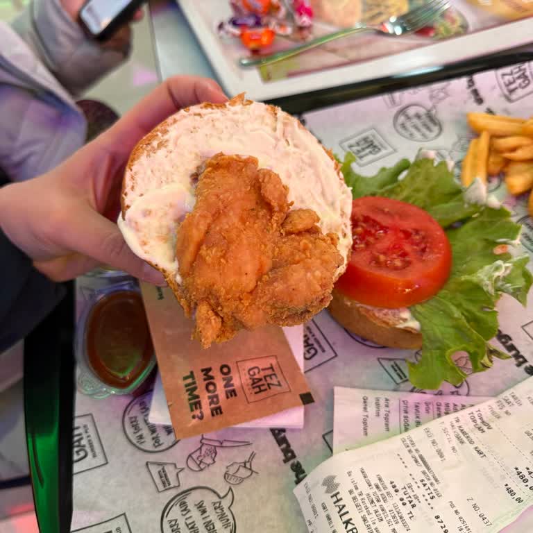 Markantalya Şubesinde Tavuk Burgerin Küçük Et Parçası Ve Umursamaz Cevap