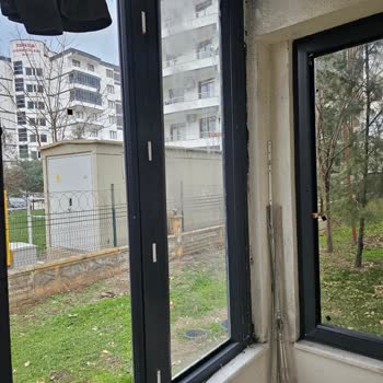 Tamamlanmayan PVC Balkon Kaplaması Ve Çift Cam Eksikliği