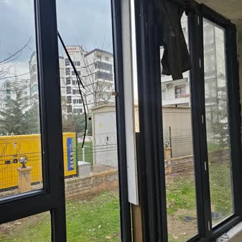 Tamamlanmayan PVC Balkon Kaplaması Ve Çift Cam Eksikliği