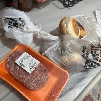 Siparişte Birçok Ürün Eksik Ve Ekmek Dondurulmuş Şekilde Geldi