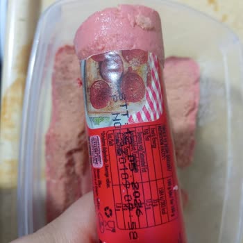 Şişmiş Ve Sarı Renkli Sucuklar İçin Fiş Olmadan Değişim Talebi