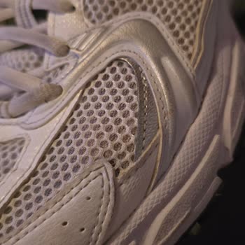 New Balance 530 Ayakkabısının Dikiş Yırtılması Nedeniyle Değişim Talebi