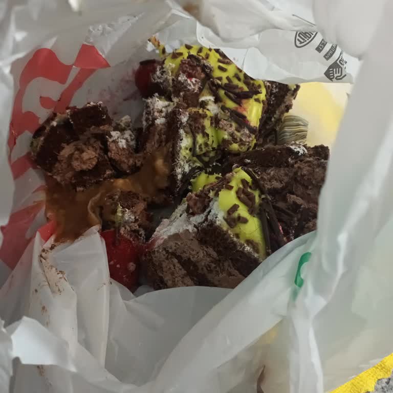 Bozuk Pasta İçin Kesilen Komisyon Ücreti İadesi Talebi