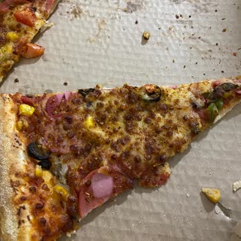 Domino’s Menemen Şubesinde Bol Malzemos XL Pizzada Malzeme Yetersizliği