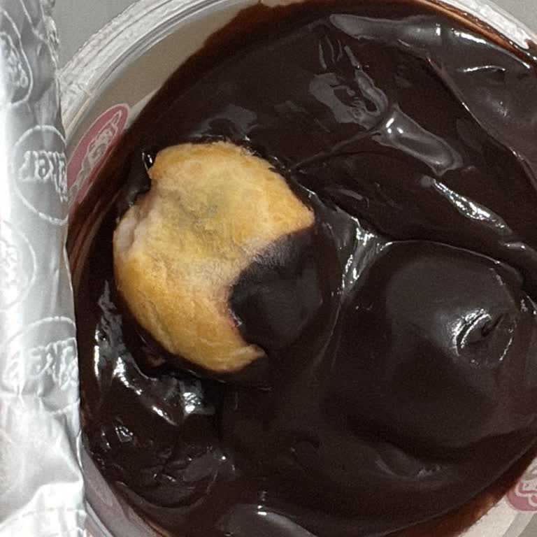 Tarihi Geçmiş Ve Küflenmiş Profiterol Verildi
