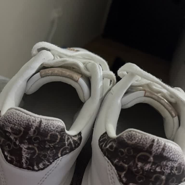 Guess Ayakkabısının Kısa Sürede Renk Solması Ve Kullanılamaz Hale Gelmesi