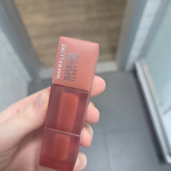 Maybelline Lipstick Caused Allergic Reaction and Painful Lip Lesion