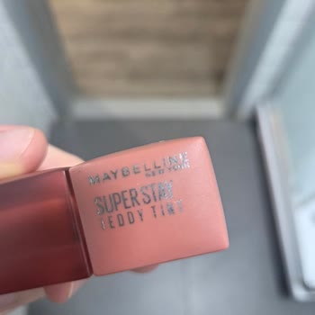 Maybelline Lipstick Caused Allergic Reaction and Painful Lip Lesion