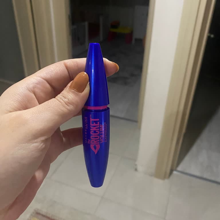 Maybelline Rocket Mascara Smudges, Flakes, and Never Dries