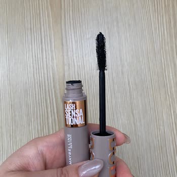 Maybelline Lash Sensational Mascara Clumps and Applies Unevenly