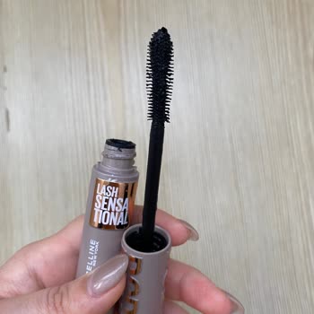 Maybelline Lash Sensational Mascara Clumps and Applies Unevenly