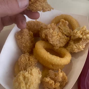 Büyük Görseliyle Tanıtılan Tavuk Menüsü Küçük Hamburger Ve Ek Ücretle Sunuldu