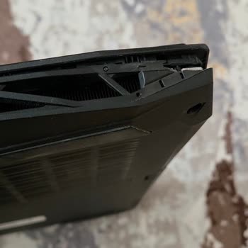 Teknoser Servisi Laptopumu Kırık Ve Çiziklerle Geri Döndü, Vidalar İade Edilmedi