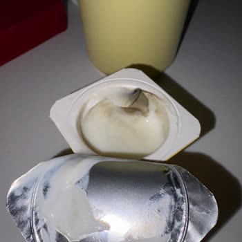 Danone Tikveşli Danino Yoğurdun İçinde Siyah Bir Leke