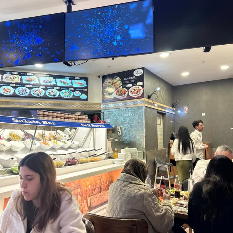 Köfteci Ramiz Şubesinde Soğuk Çorba, Çiğ Tavuk Ve Kılık Kıyafet Sorunu