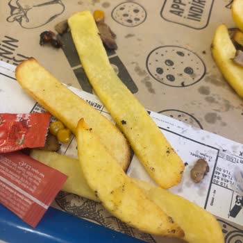 Domino's Şubesinde Yanmış Ve Az Pişmiş Patates Kızartması, İlgisiz Personel