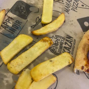 Domino's Şubesinde Yanmış Ve Az Pişmiş Patates Kızartması, İlgisiz Personel