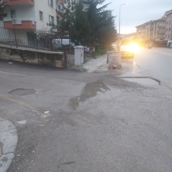 Mimar Sinan Mahallesi Çukurunun Altı Aylık Onarılmaması Sürücü Ve Yayalar İçin Tehlike Oluşturuyor