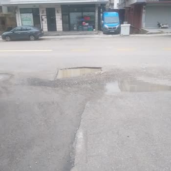 Mimar Sinan Mahallesi Çukurunun Altı Aylık Onarılmaması Sürücü Ve Yayalar İçin Tehlike Oluşturuyor