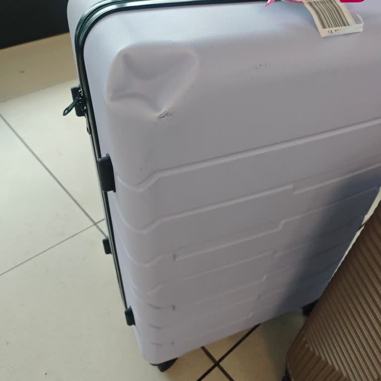 China Southern Uçuşunda Açılmış Ve Hasarlı Valizler Koruyucu Kılıflar Kayıp