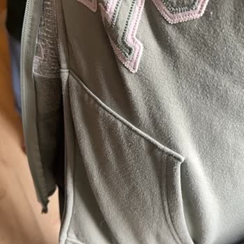 GAP Sweat Üzerindeki Aşırı Çekme Ve Tüylenme Sorunu İçin Değişim Talebi