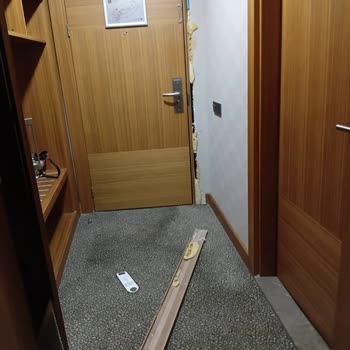 Otel Kapı Çerçevesi Çöküşü Çocuğu Yaraladı Ve Personel Suçlamayı Müşteriye Attı