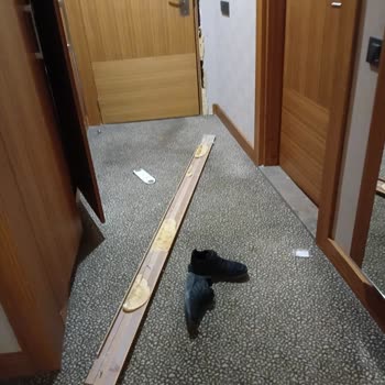 Otel Kapı Çerçevesi Çöküşü Çocuğu Yaraladı Ve Personel Suçlamayı Müşteriye Attı