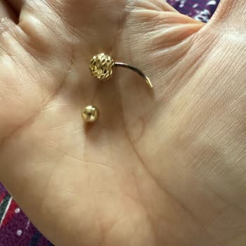 Altın Olduğu İddialı Göbek Piercingi Sürekli Kararıyor, Ciltte Yara Bırakıyor