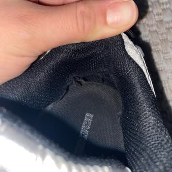 İç Astarı Yırtılan Reebok Ayakkabının Üretim Kusuru Olarak Değerlendirilmesi Ve Değişim Talebi