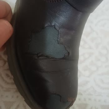 FLO Botunun Üst Kaplaması Kendiliğinden Soyuldu Ve Arka Topuklar Açıldı